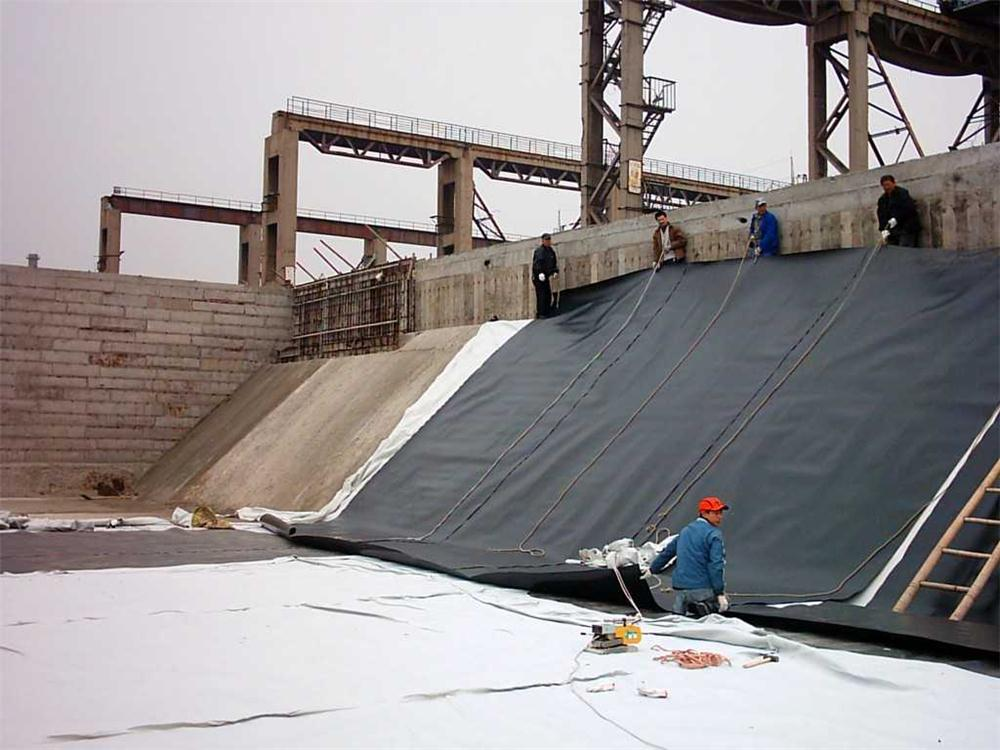 Top Uniaxial Geogrid Advantages for Long-Lasting Soil Reinforcement and Slope Stability